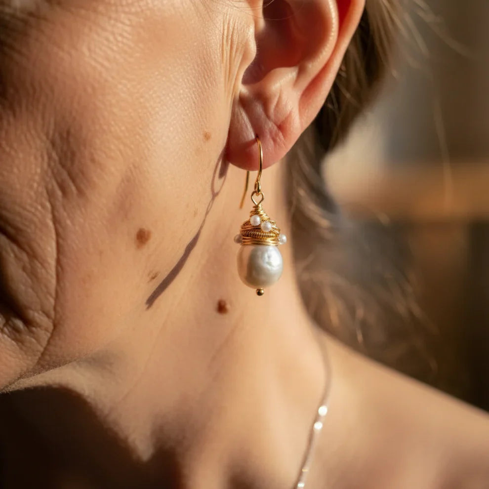 Vintage perlové náušnice se zlatými drátky