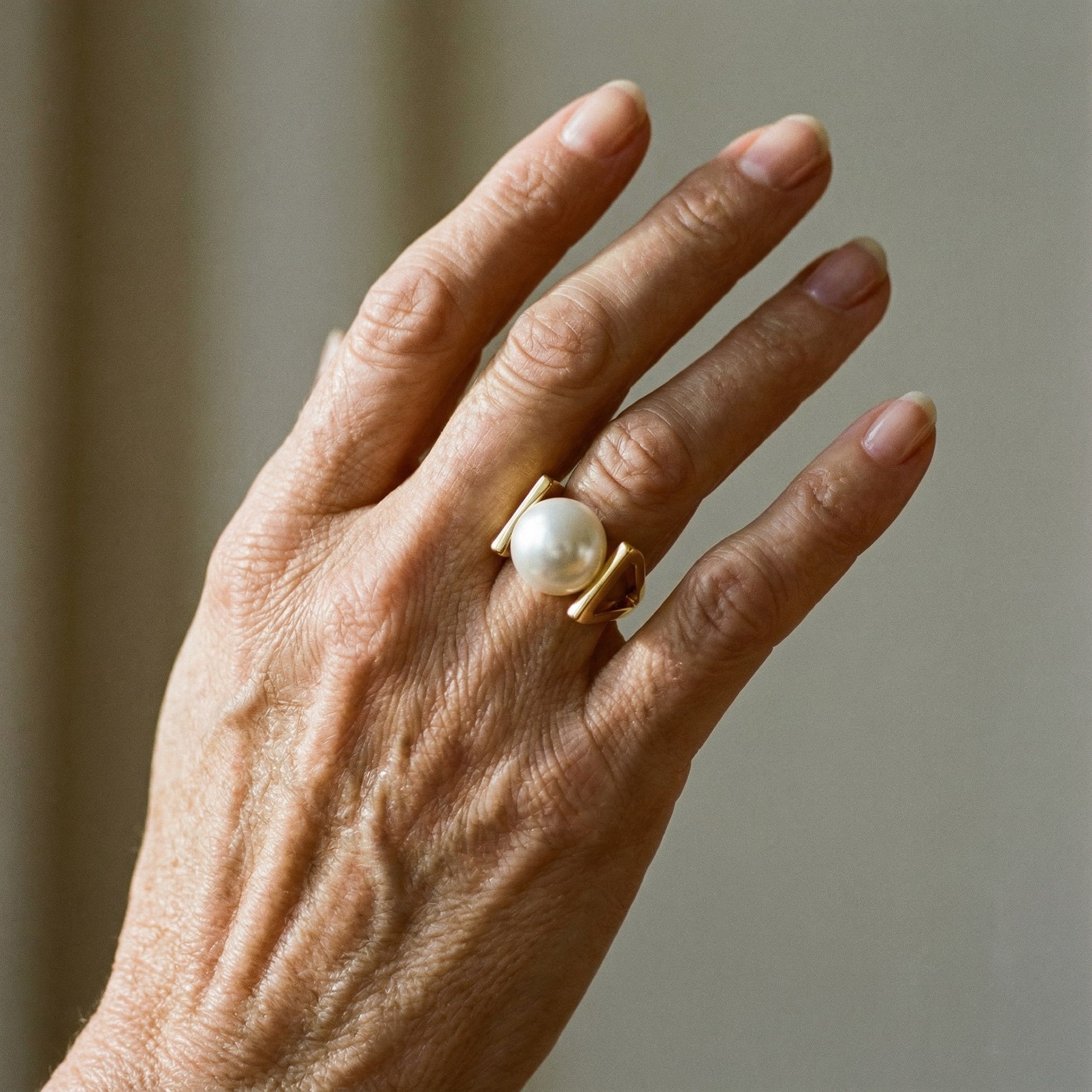 Anel Dourado com Incrustações Vintage de Pérolas