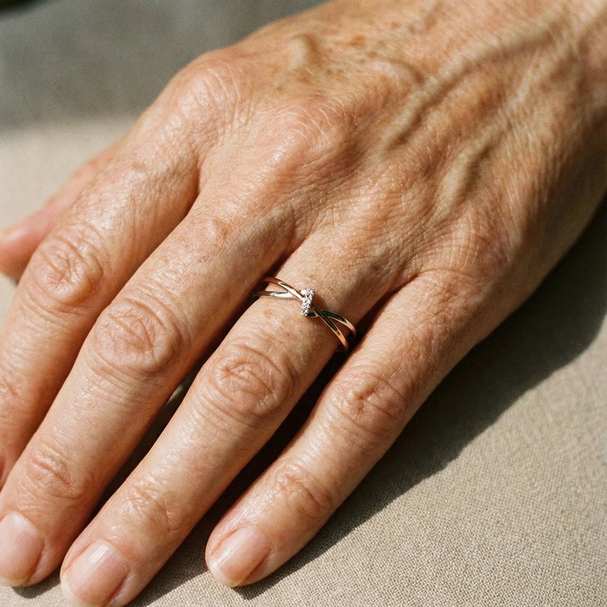 Zlatý a stříbrný propletený prsten