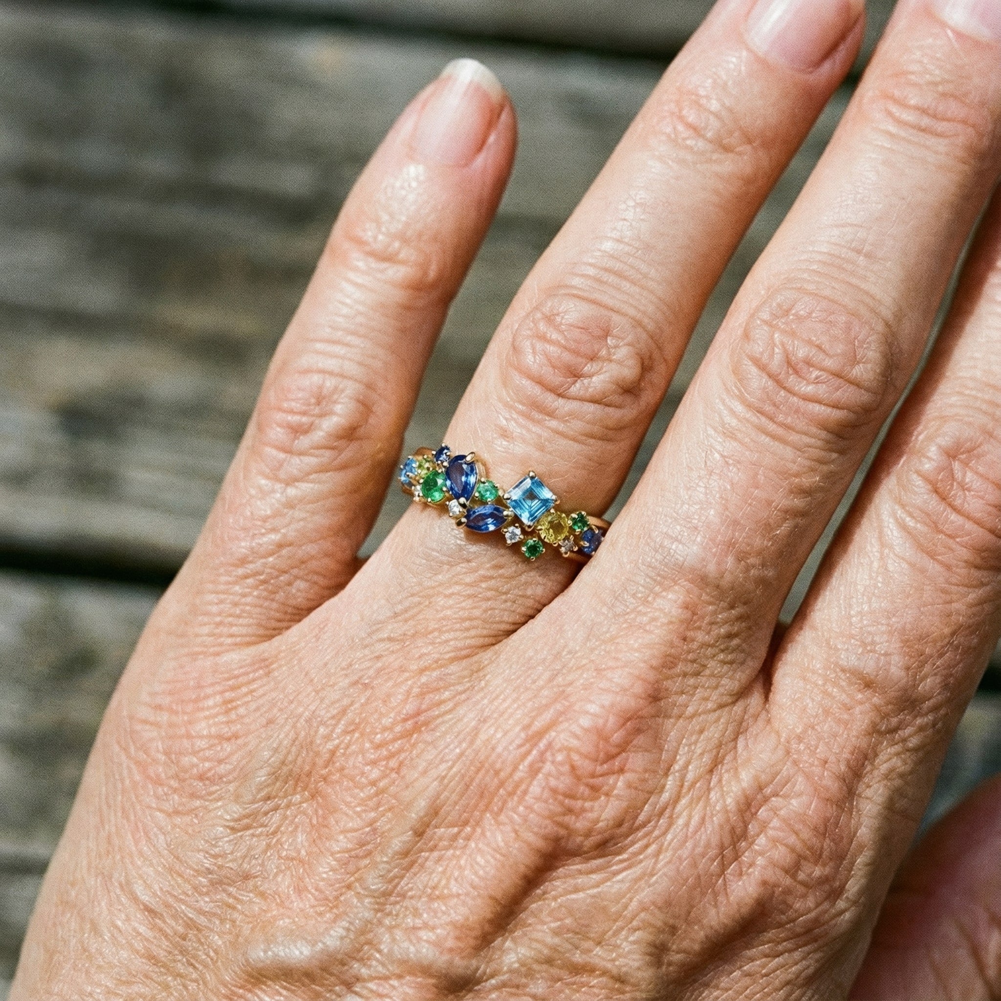 Vintage prsten s mnoha barvami a drahokamy