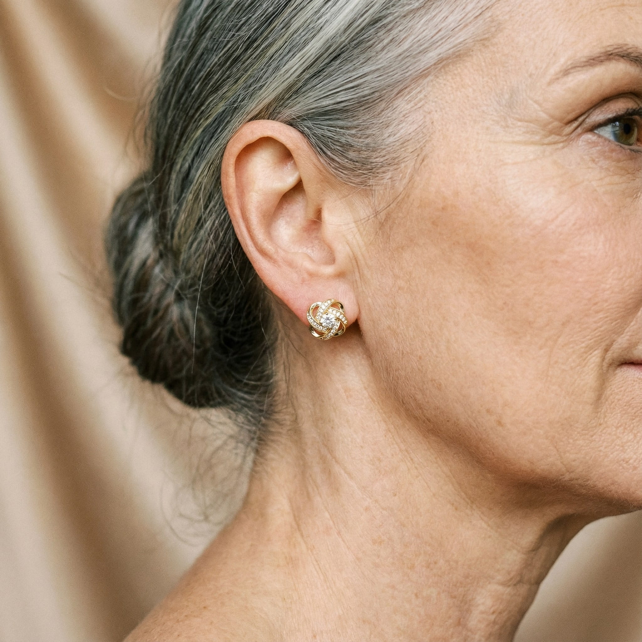 Křížové náušnice ve spirále květiny