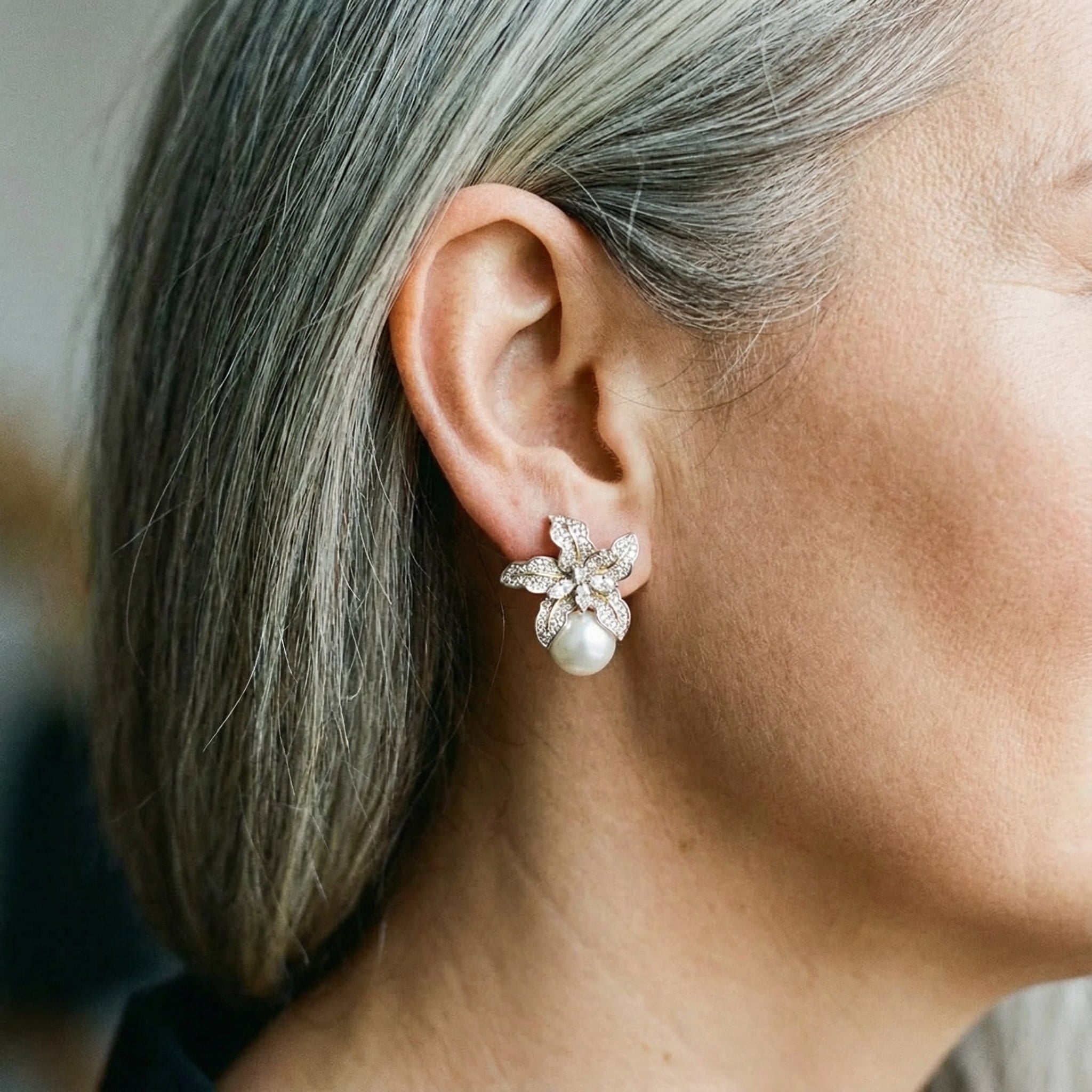 Elegantní Náušnice s Květinou a Perlou