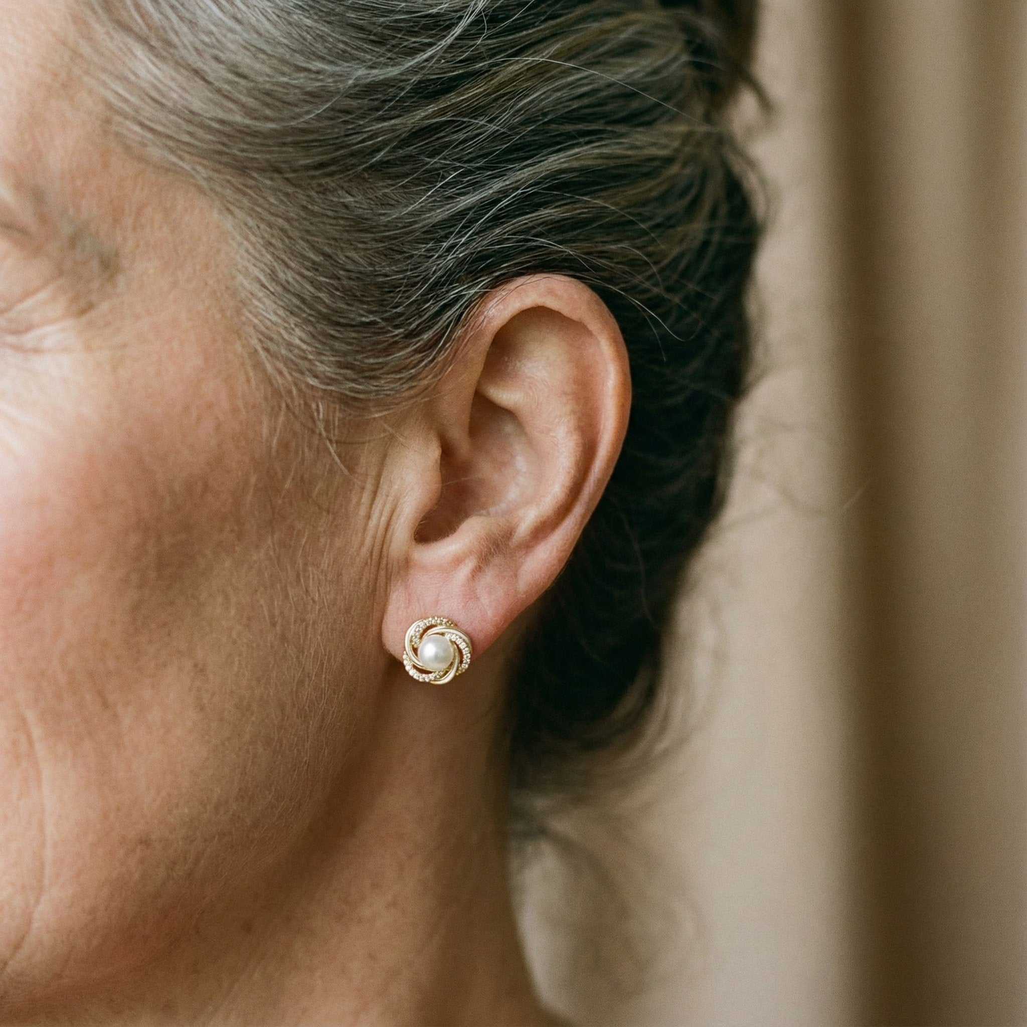 Elegantní náušnice ze zlata s perleťovými spirálami a zirkony