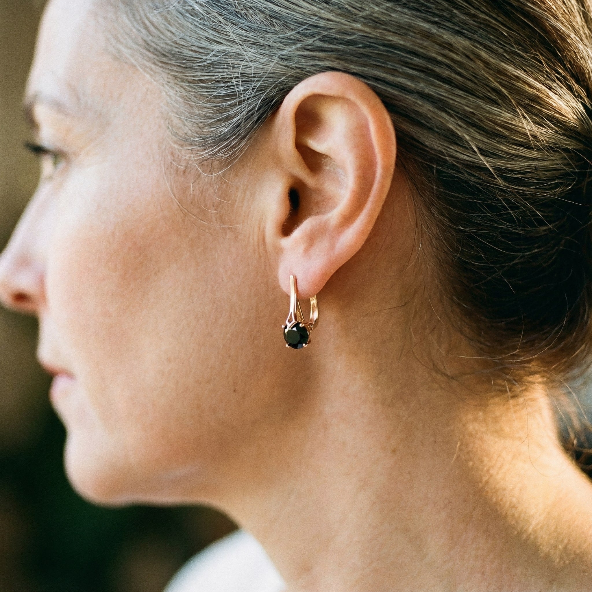 Elegantní náušnice ze zlata s černou zirkonií