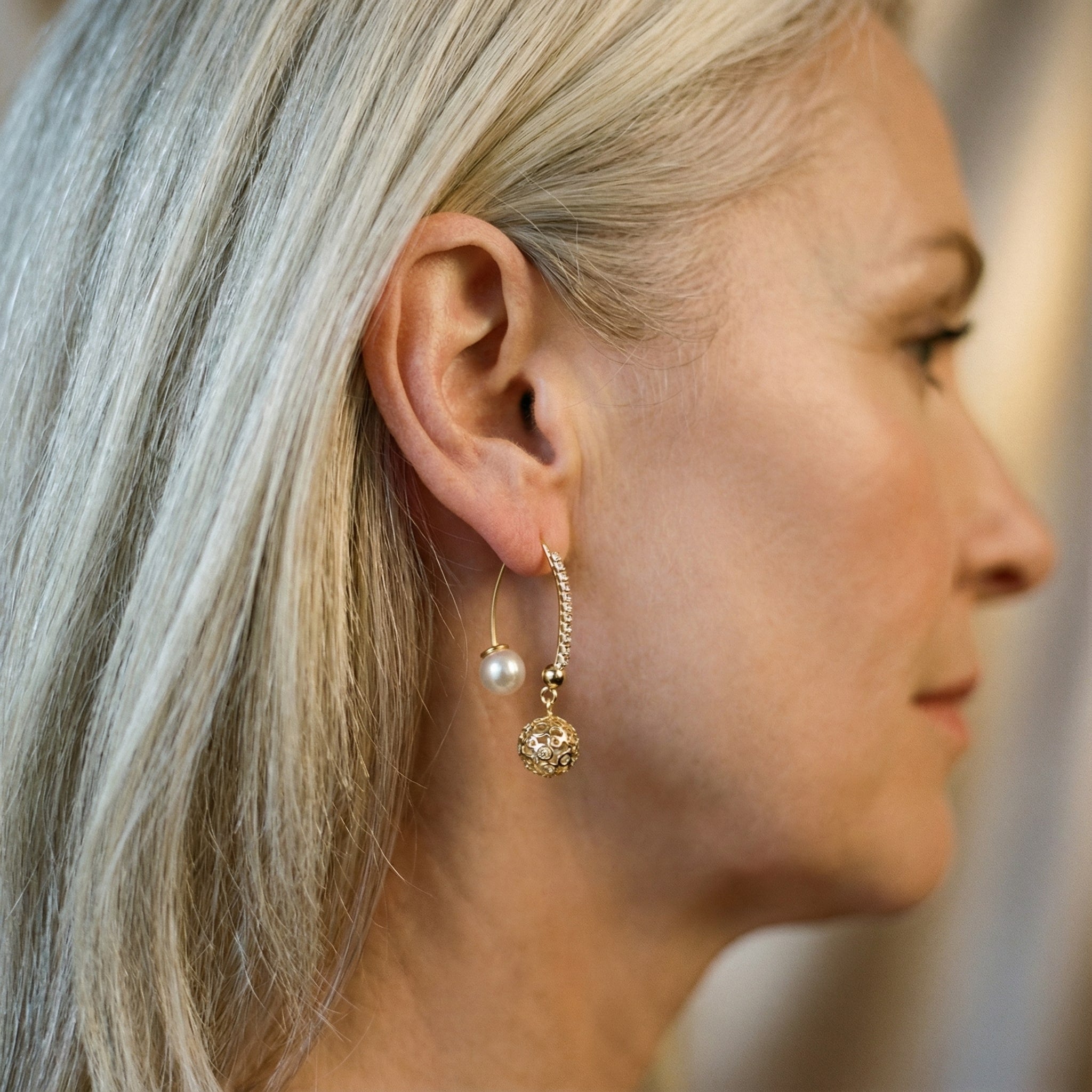 Vintage visací náušnice ve zlatě a perlách