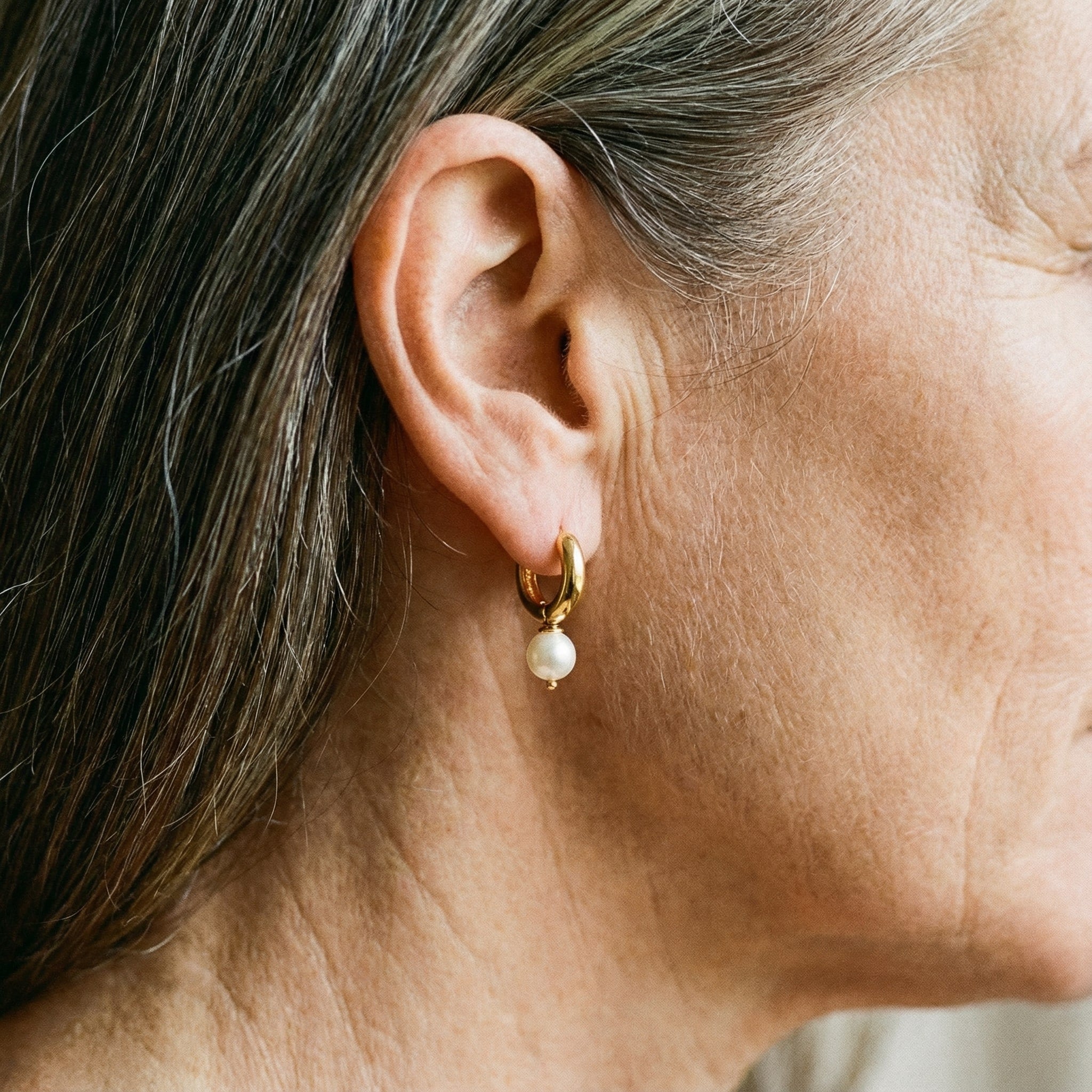 Malé perlové náušnice pozlacené