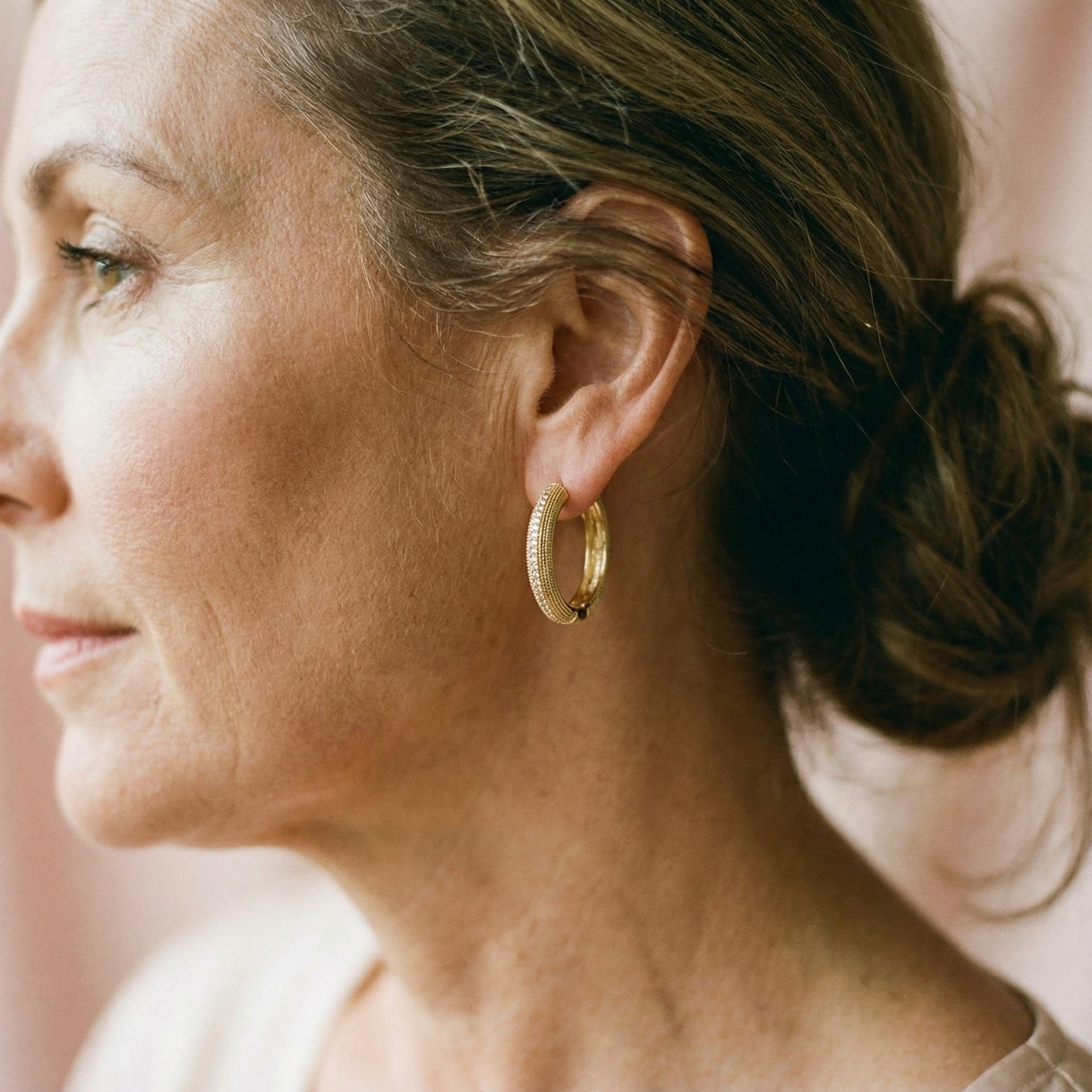 Vintage náušnice ve zlatě s elegantním vzorem