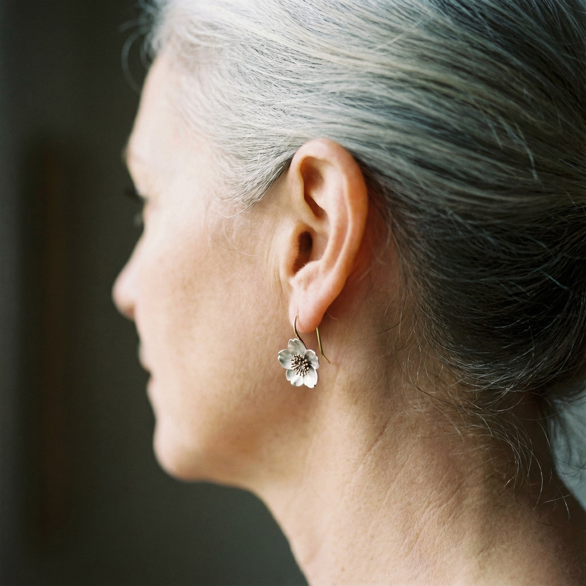 Vintage náušnice ze stříbra a zlata s květinovými motivy