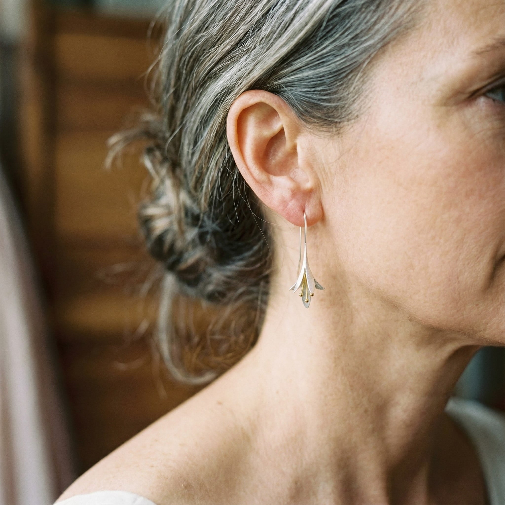 Náušnice ve tvaru květiny ze stříbra