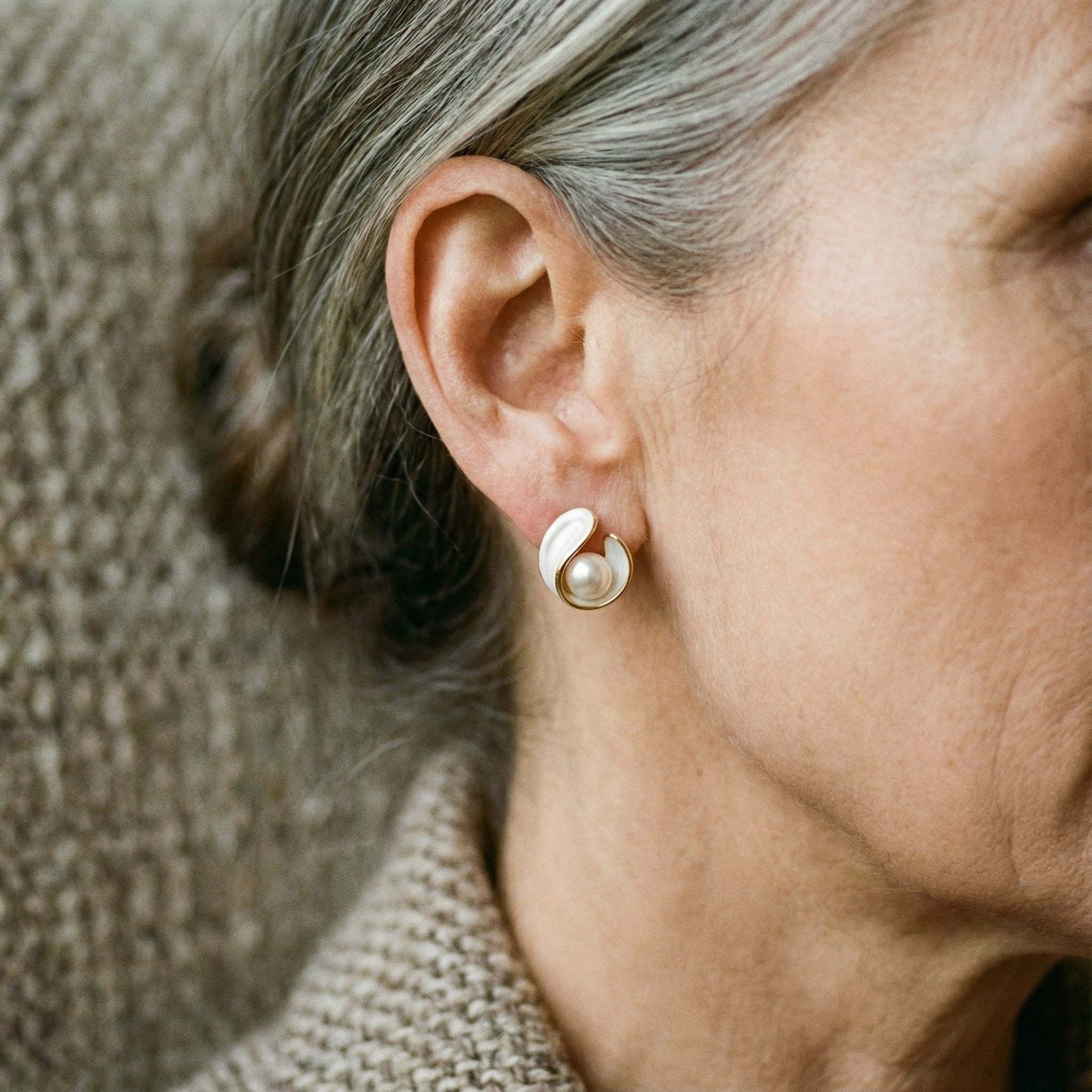 Luxusní náušnice s bílou opálovou a perlami ve zlatě