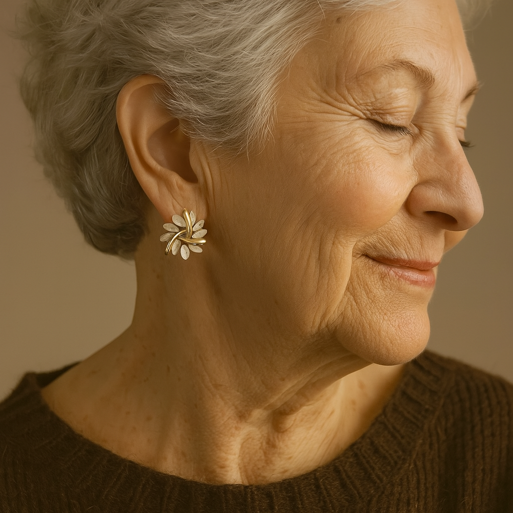 Elegantní a Vzácné Náušnice s Opálovými Okvětními Lístky ve Zlatu