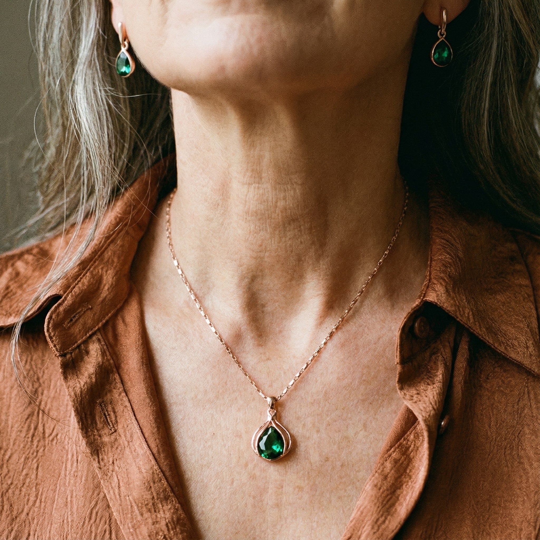 Souprava náhrdelníku a náušnic z zeleného krystalu a zlata