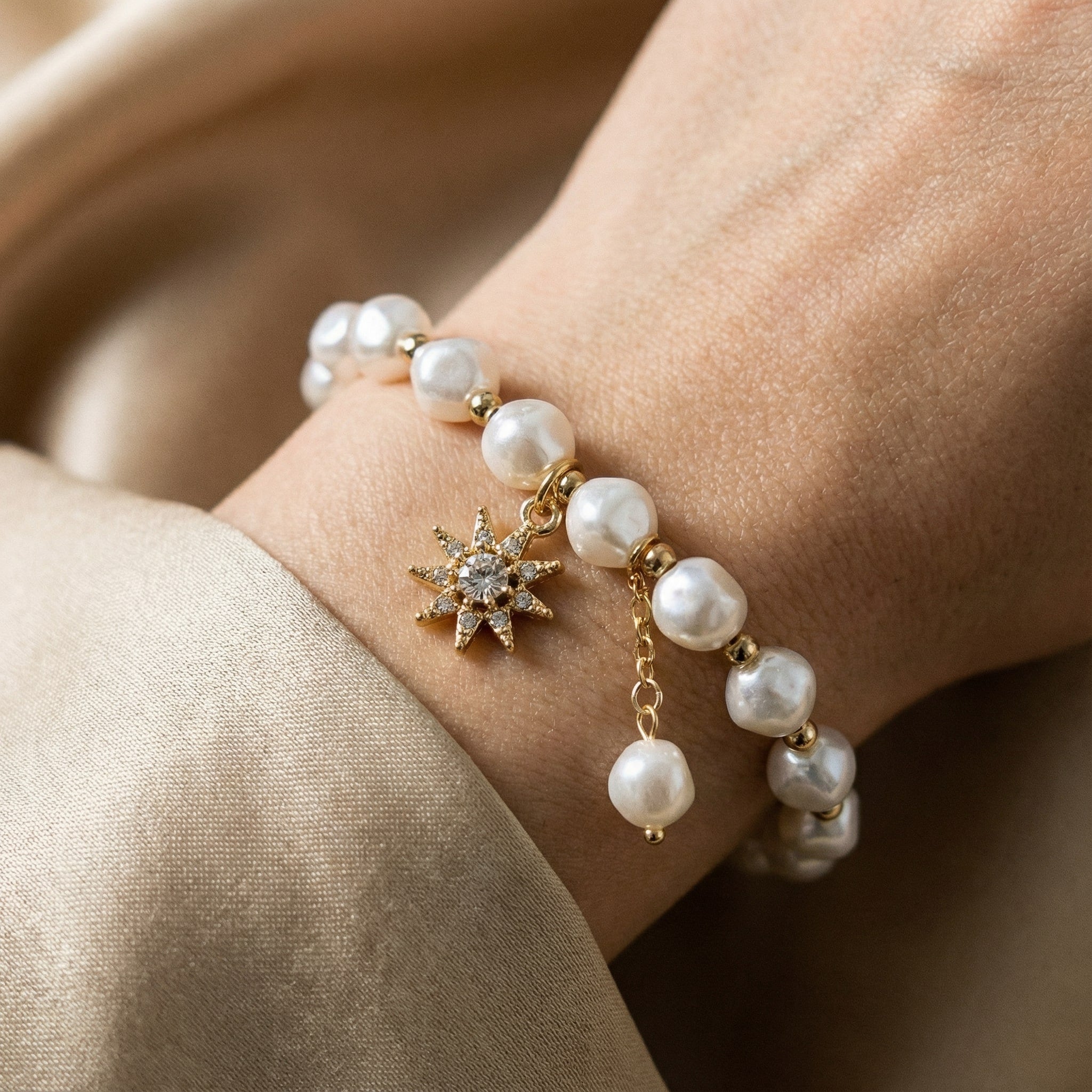 Náhrdelník s přívěskem z bílého zlata, perly a slunečnice