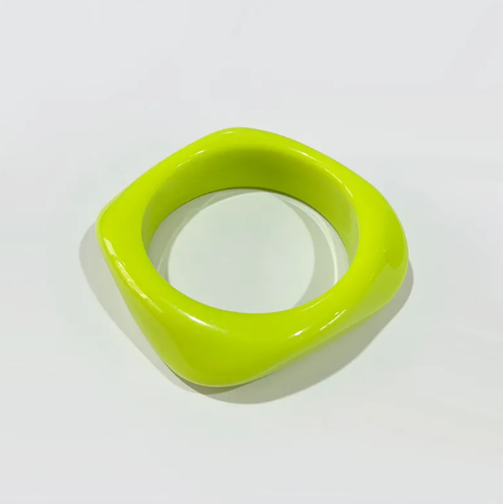 Barevný čtvercový náramek z akrylu