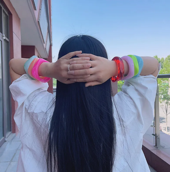 Barevný čtvercový náramek z akrylu