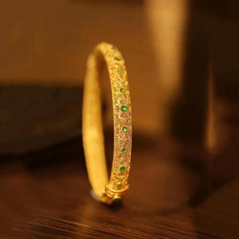 Náramek typu náramku se zlatými zelenými drahokamy a květinovým vzorem v etnickém stylu