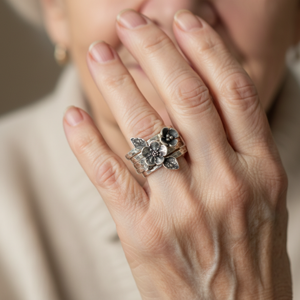 Vintage vrstvený prsten s květinou ze stříbra