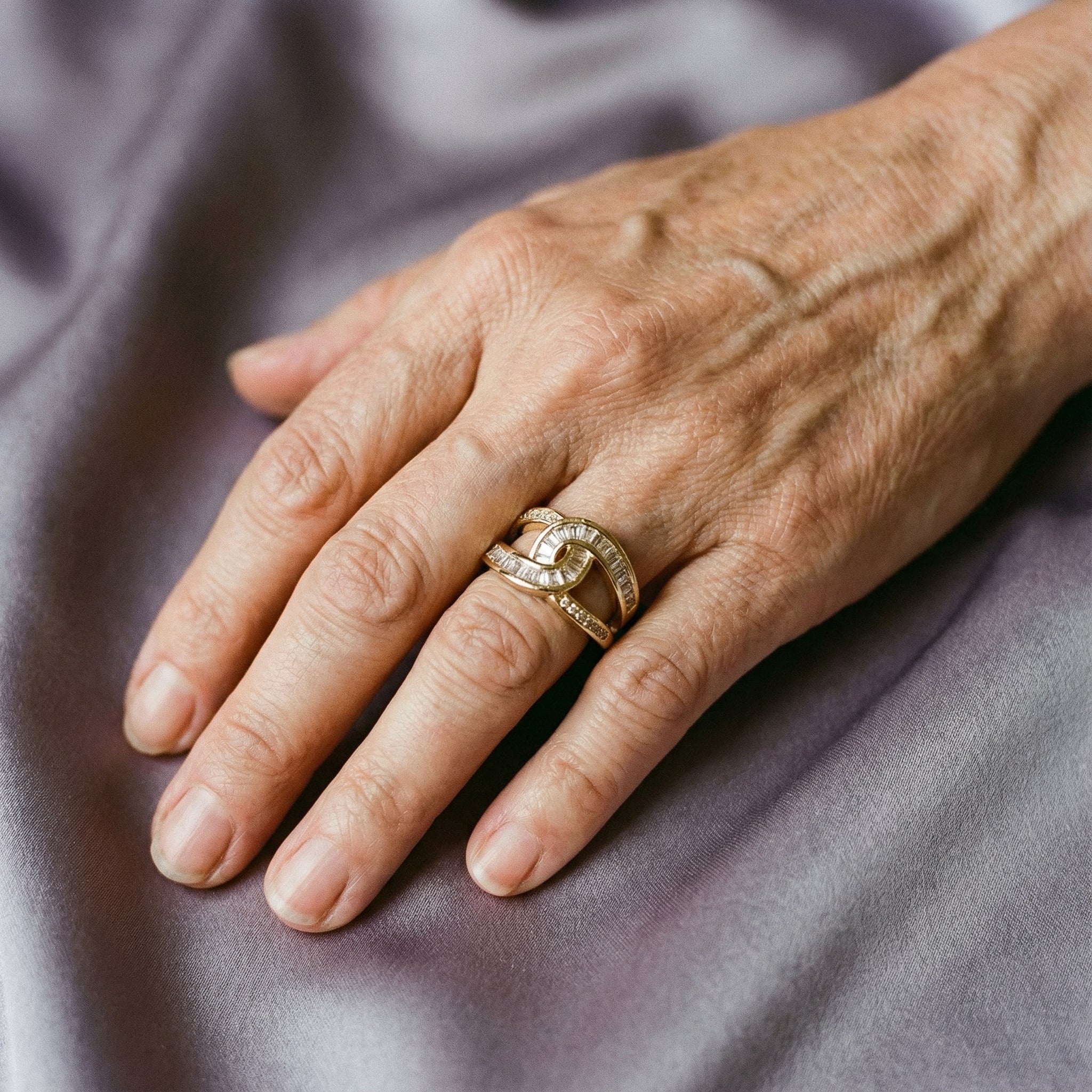 Elegantní prsten s uzlem