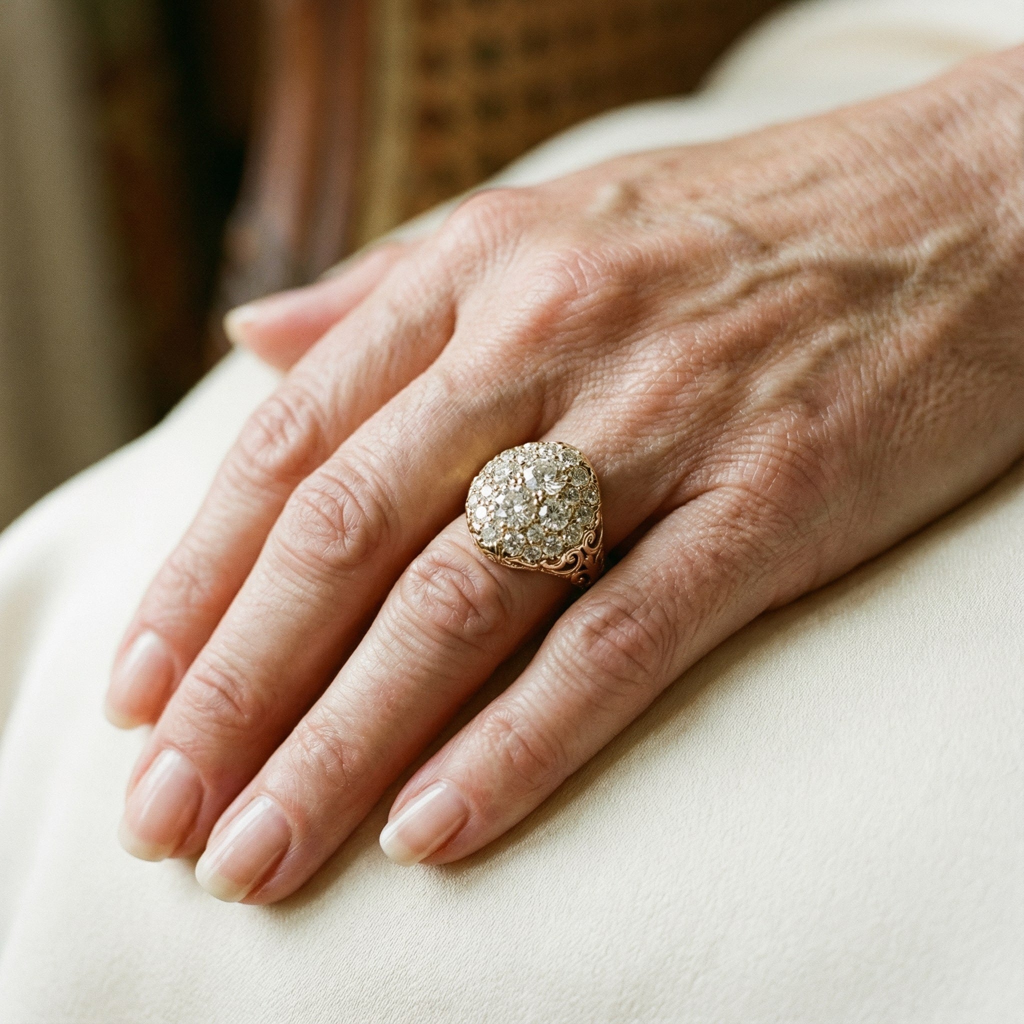 Vintage Kulatý Zlatý Prsten s Diamantem