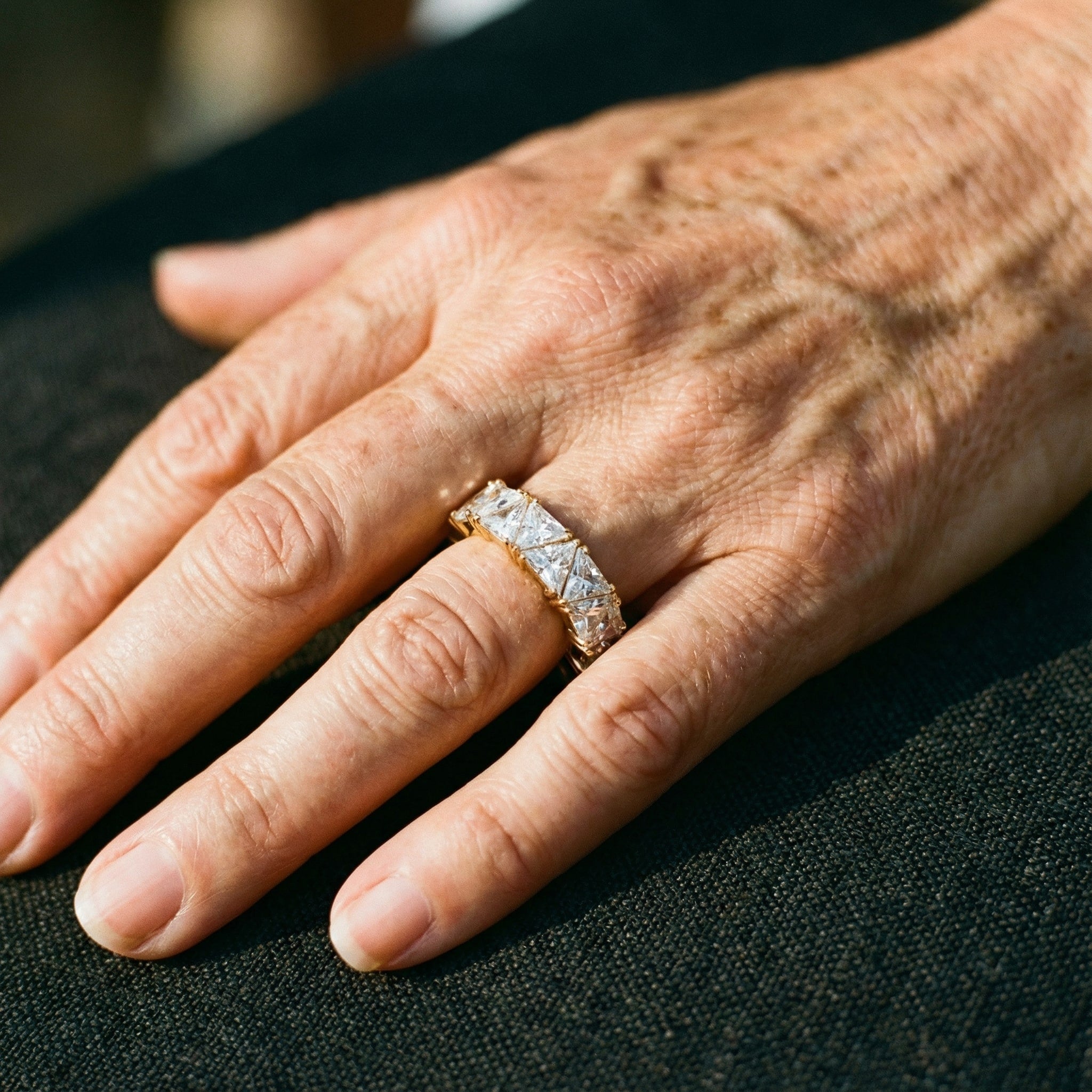 Vintage trojúhelníkový prsten s kameny ve zlatě