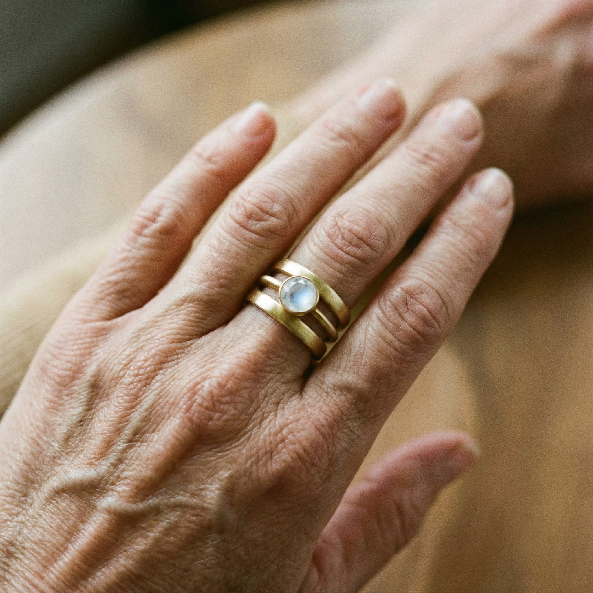 Vintage prsten ve zlatě s vložkami z lunárního kamene