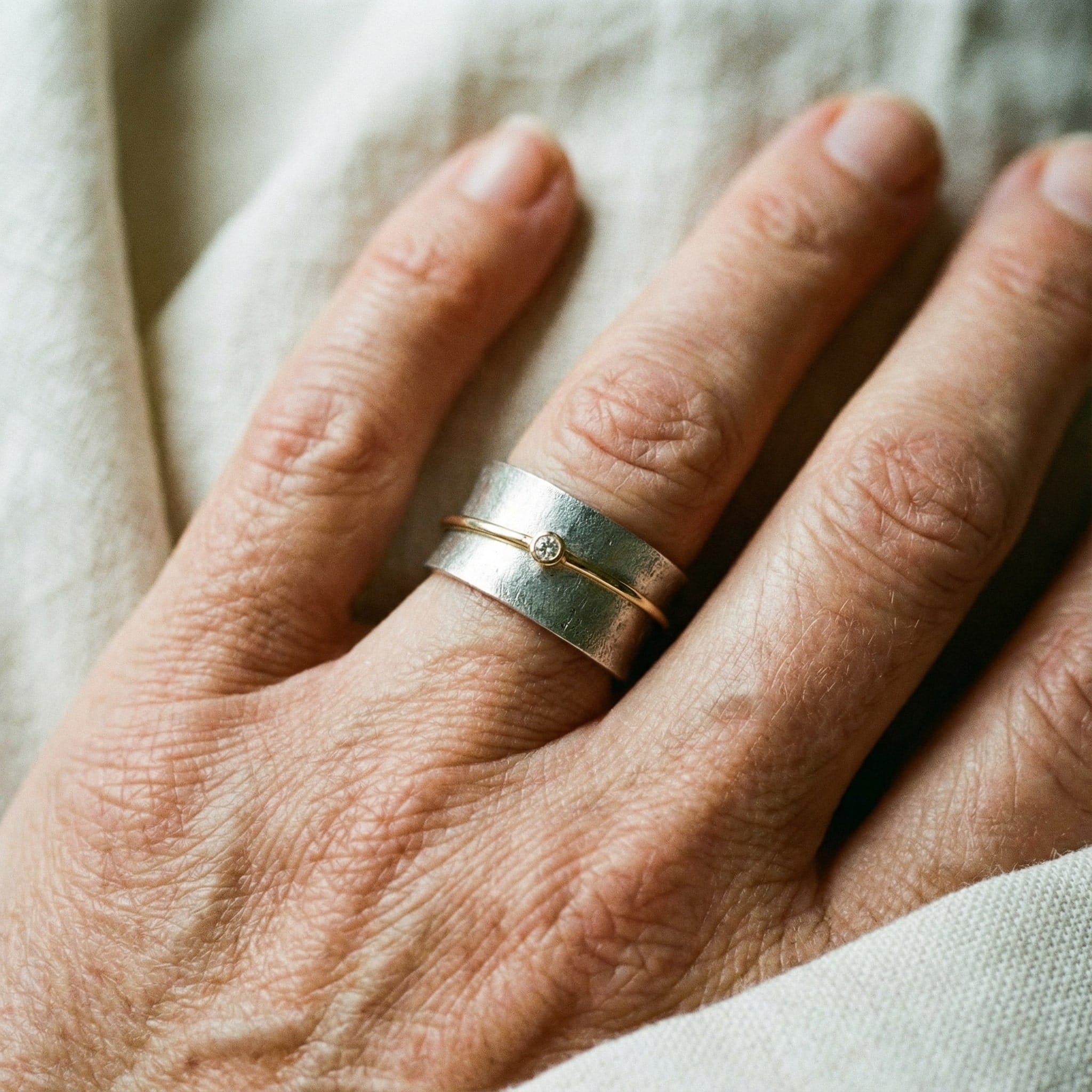 Vintage prsten ze stříbra se zirkonem a zlatým proužkem