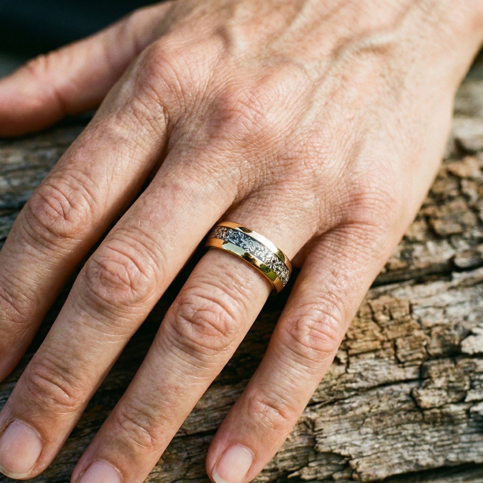 Prsten s lesklými zlatými vložkami