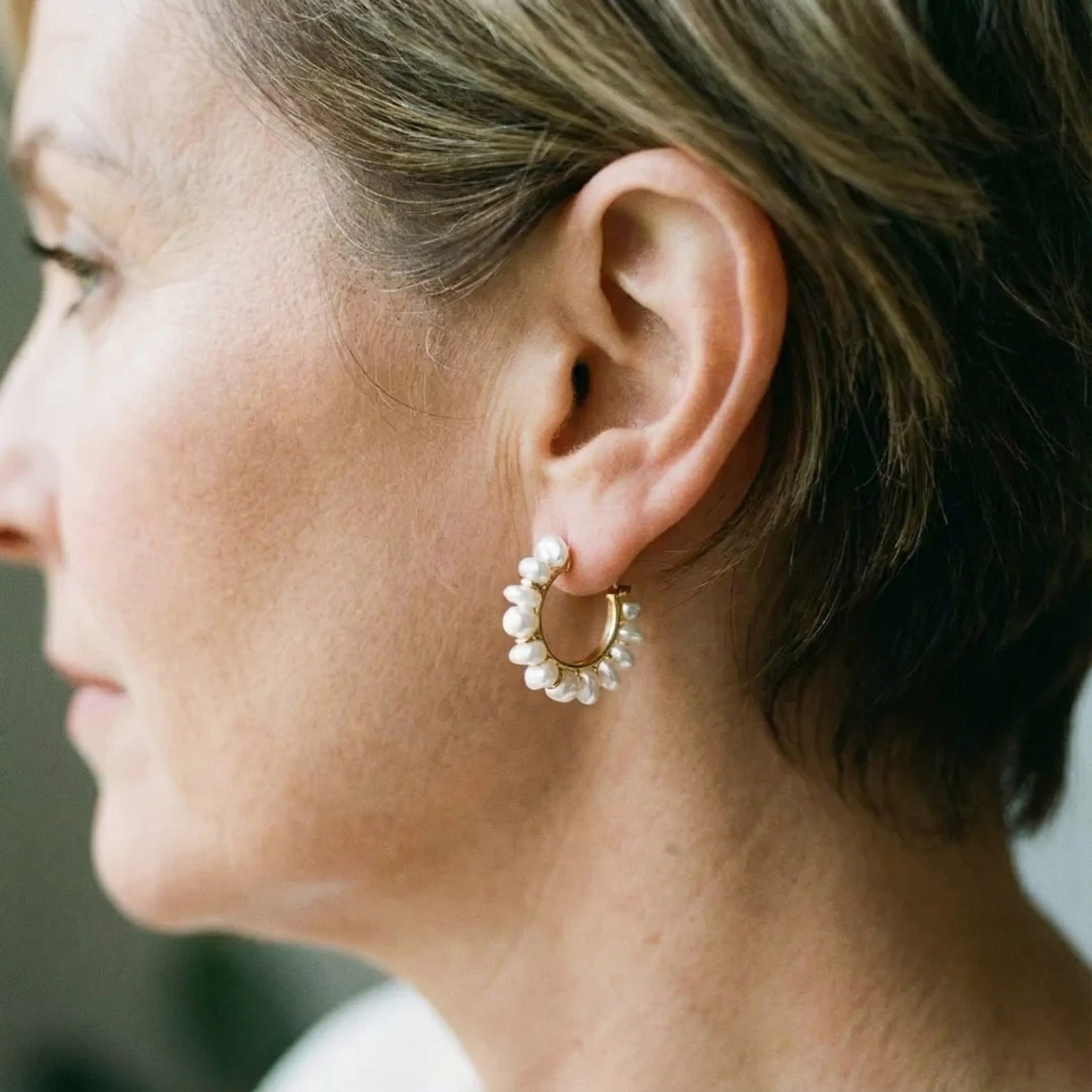 Vintage Náušnice s Bílou Perlou