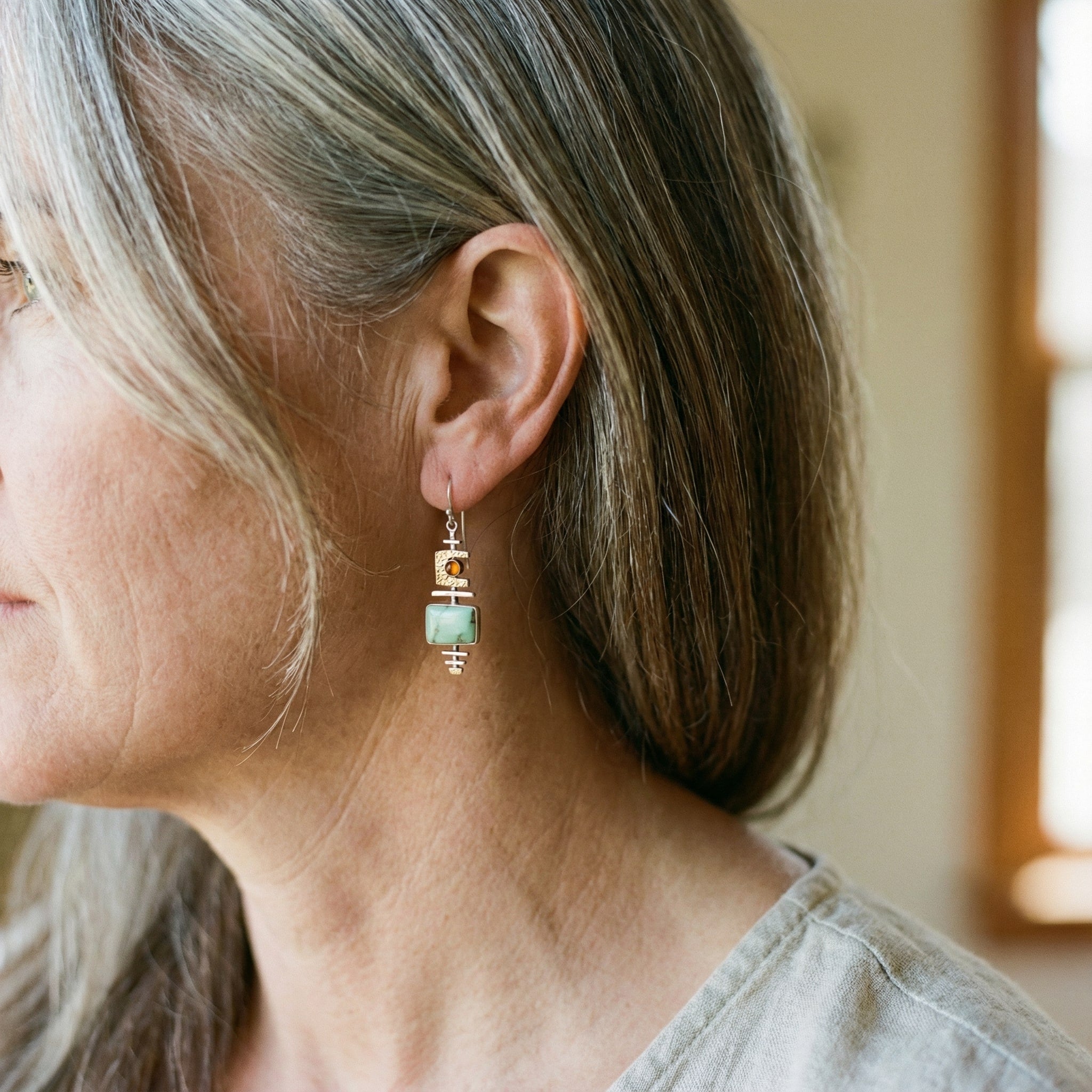 Vintage náušnice s starou zelenou kamenem