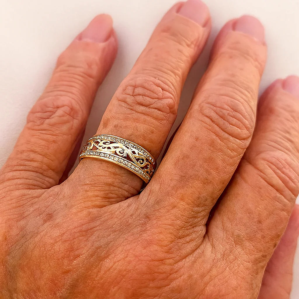 Zlatý lesklý a dutý prsten