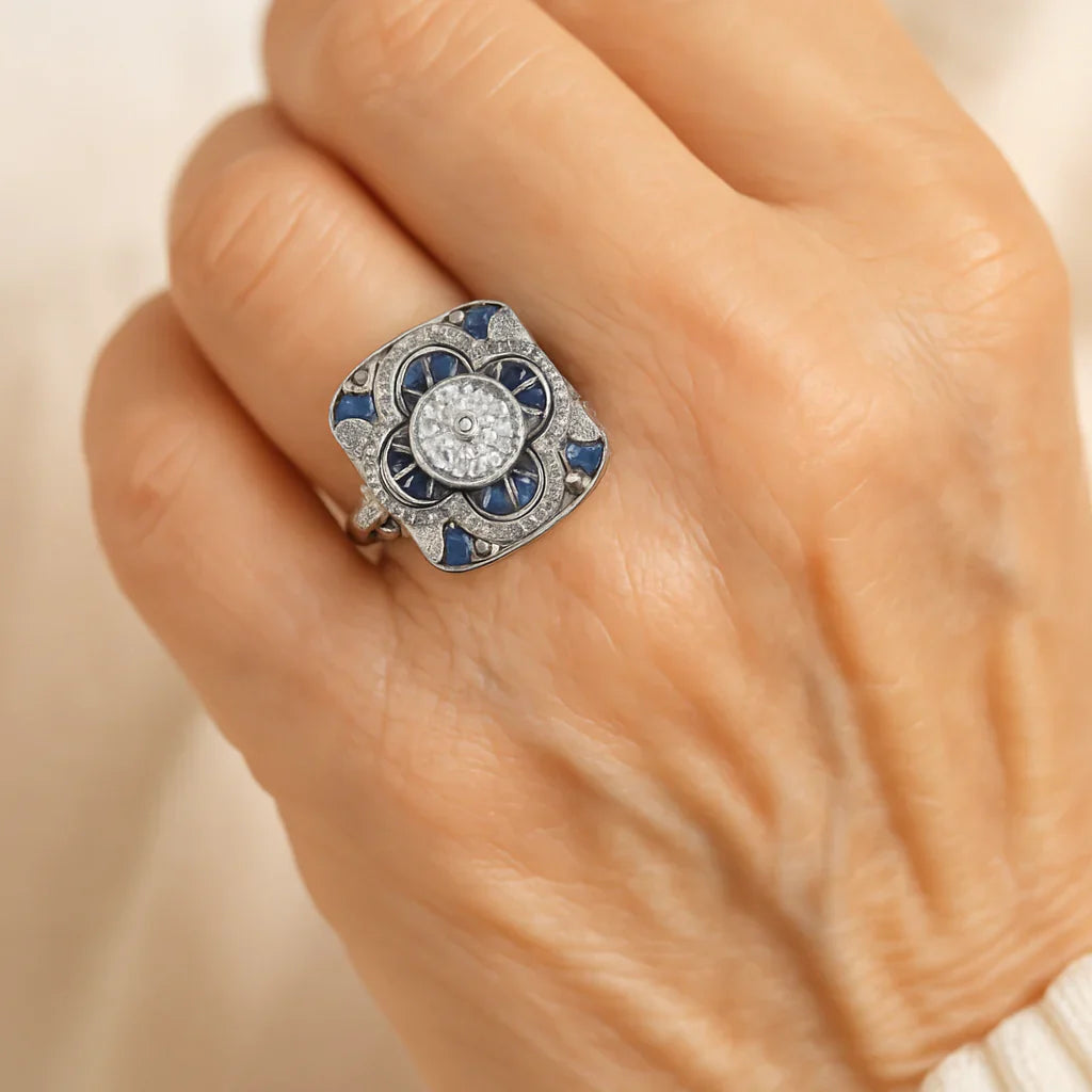 Vintage prsten ve stříbrné barvě s modrou zirkonií