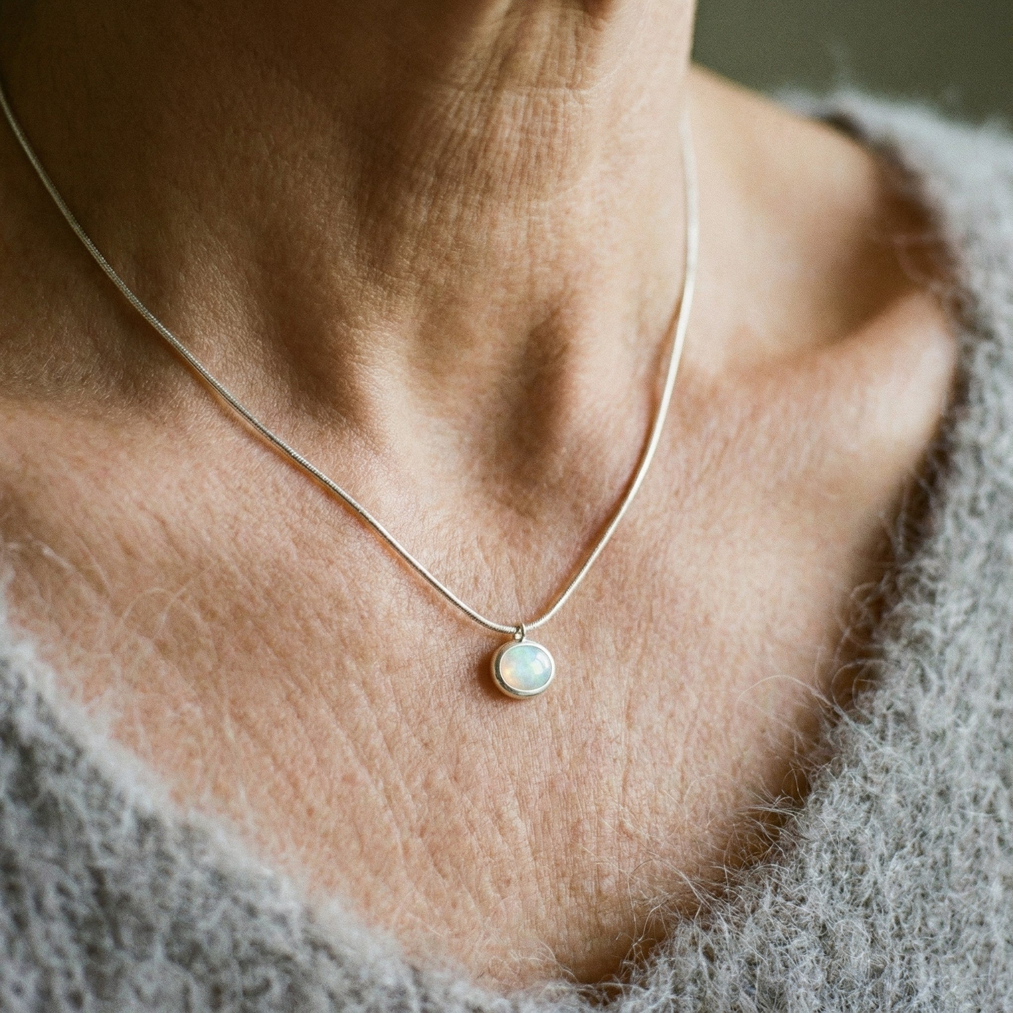 Klasický náhrdelník s osamělým přívěskem ze stříbra