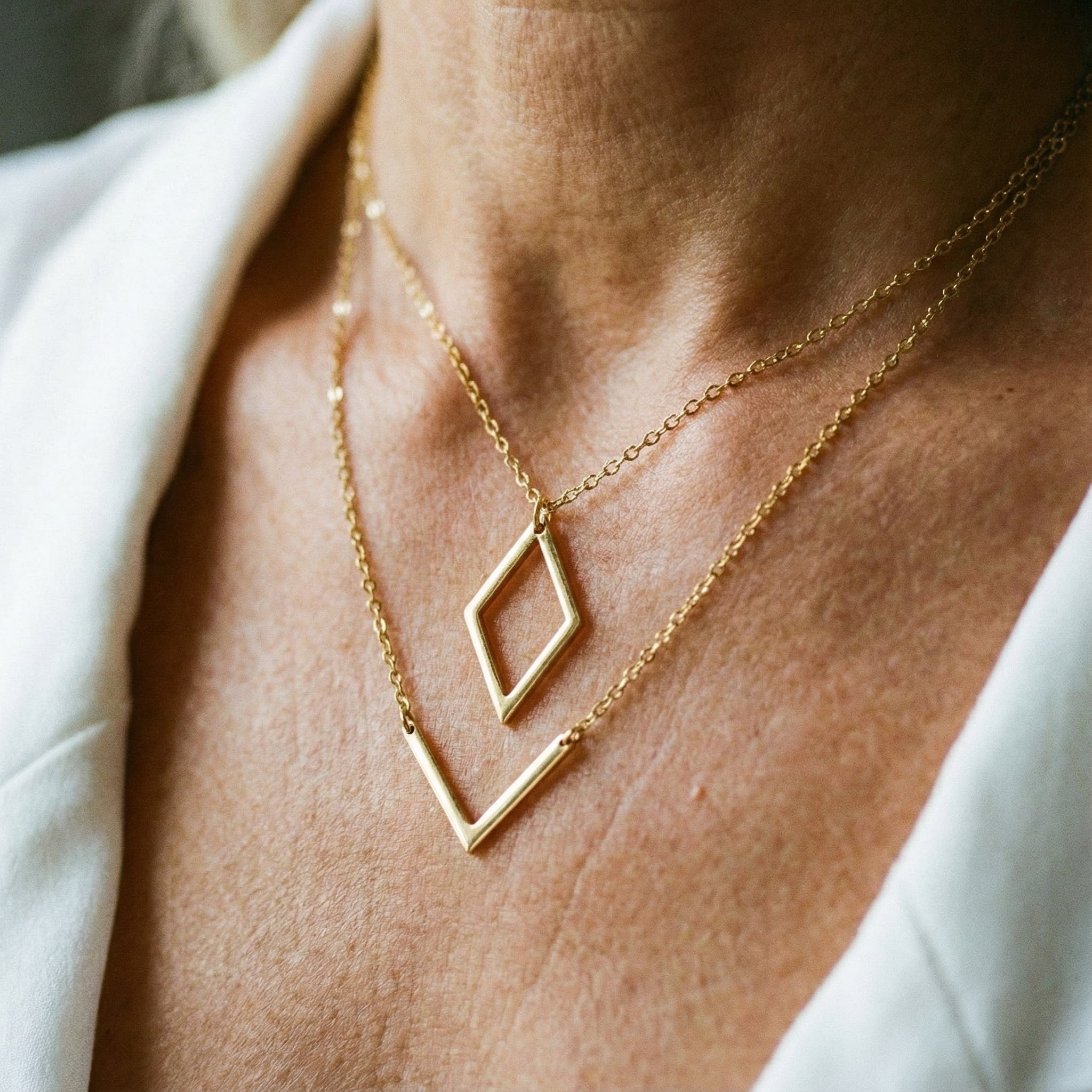 Elegantní náhrdelník s geometrickým přívěskem ve tvaru V