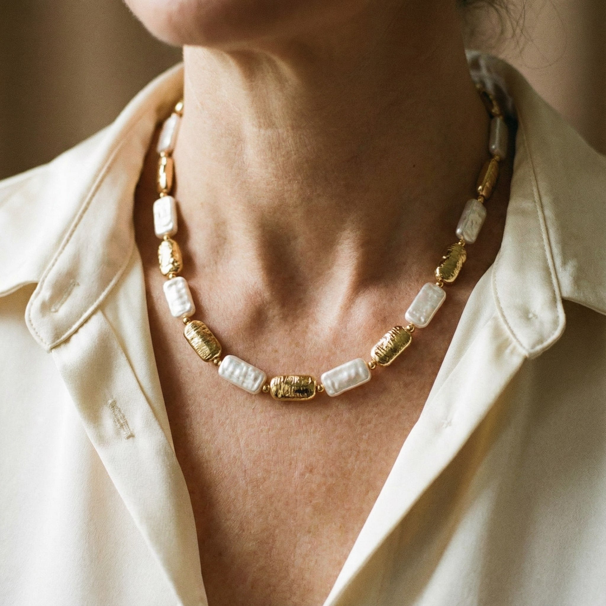 Vintage náhrdelník s obdélníkovými zlatými a bílými perlami