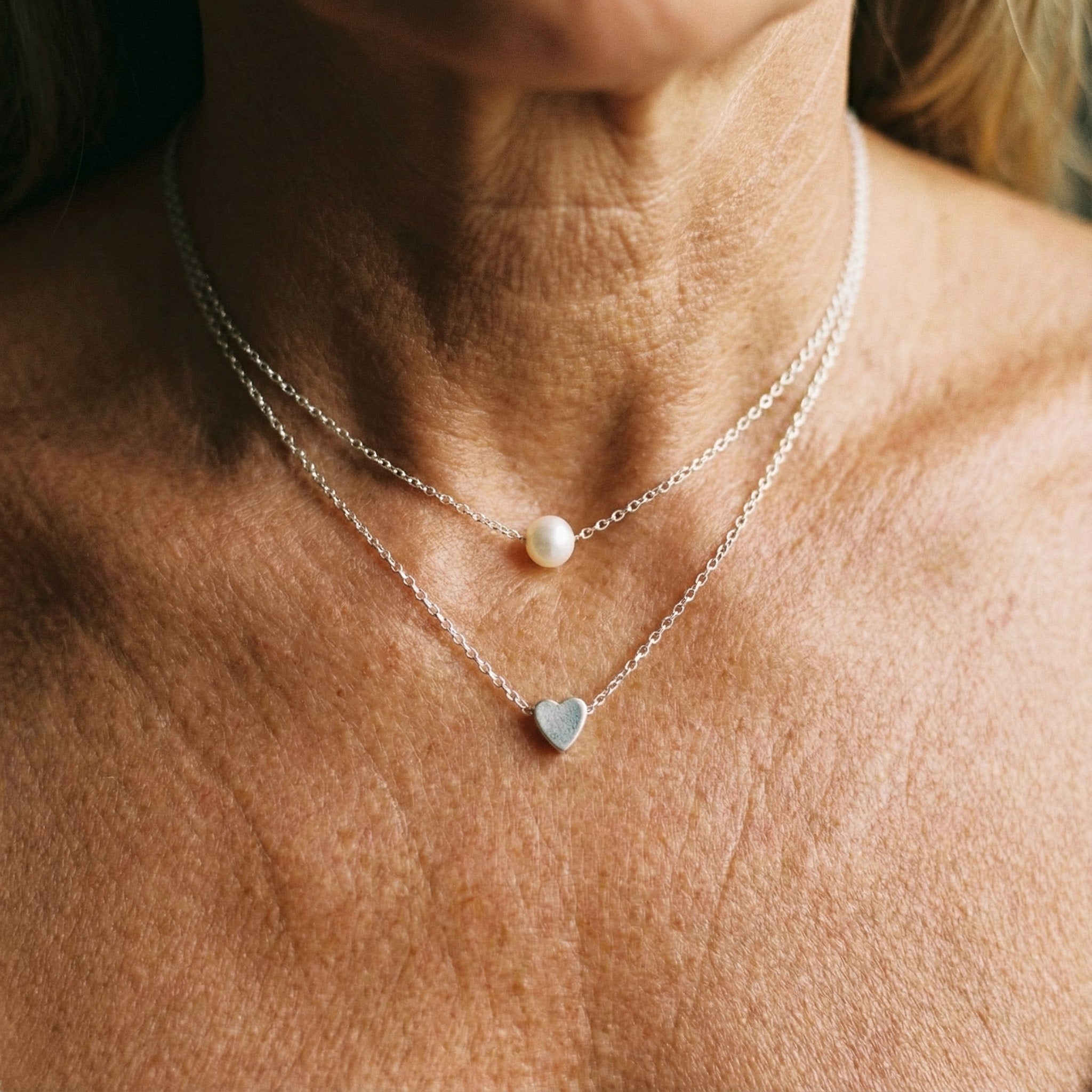 Náhrdelník se stříbrným srdcem a perlami