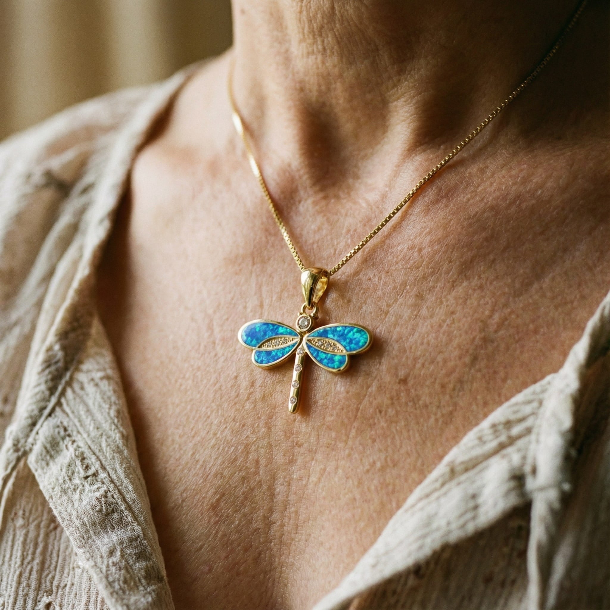 Náhrdelník s vážkou zlatý s opálem