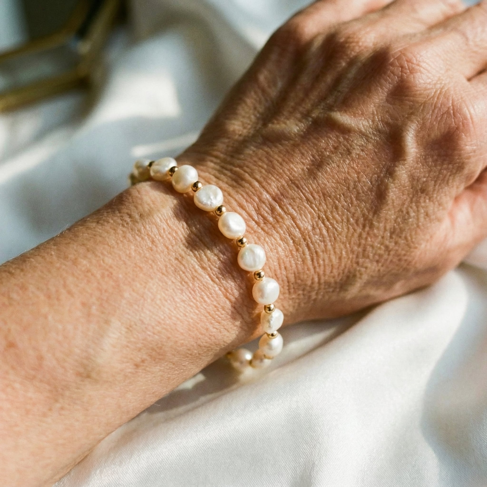 Vintage bílý náramek s perlami a zlatem