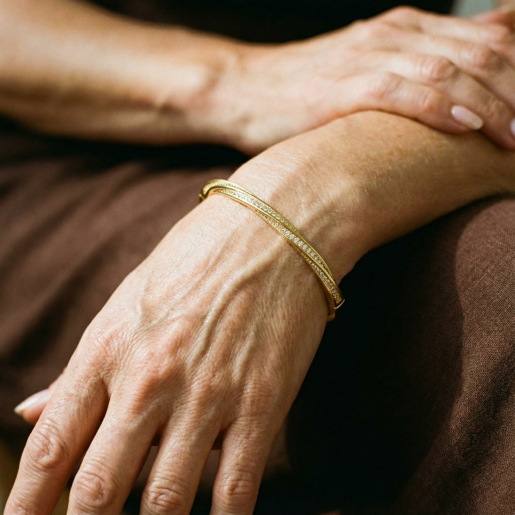 Elegantní krystalový náramek se dvěma řadami ve zlatě