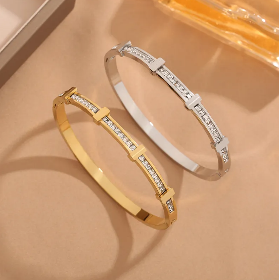 Jednoduchý geometrický otevřený náramek se dvěma vrstvami zirkonu