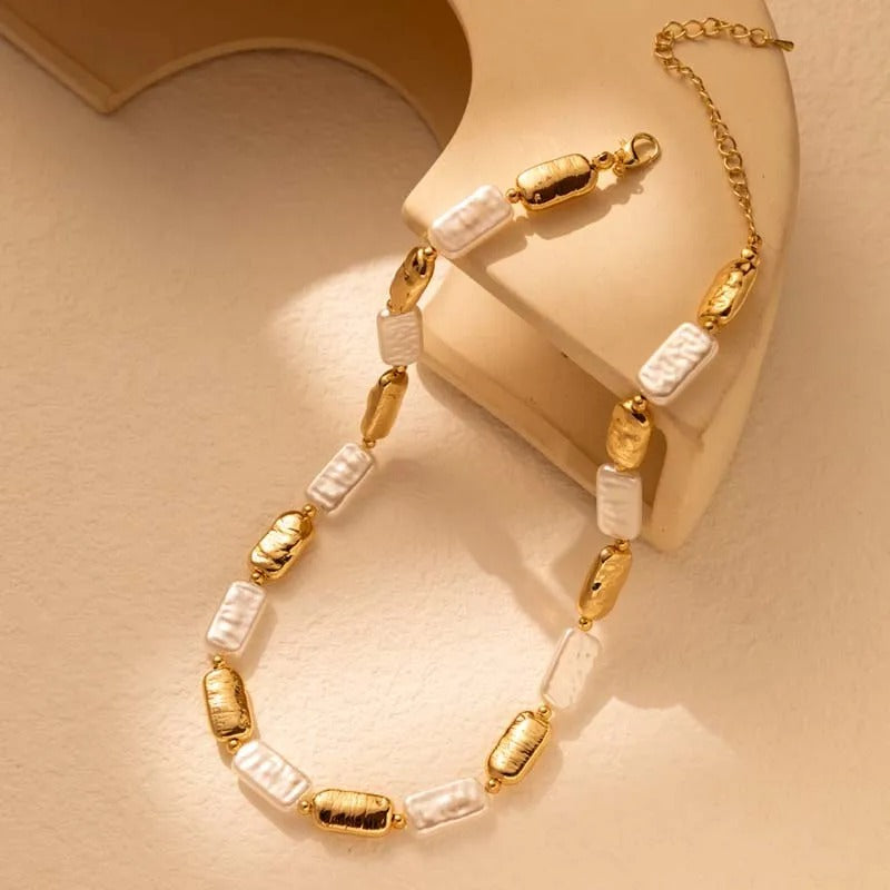 Vintage náhrdelník s obdélníkovými zlatými a bílými perlami